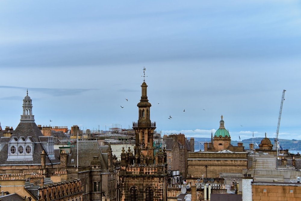 Historiska sandstensbyggnader och tak i centrala Glasgow