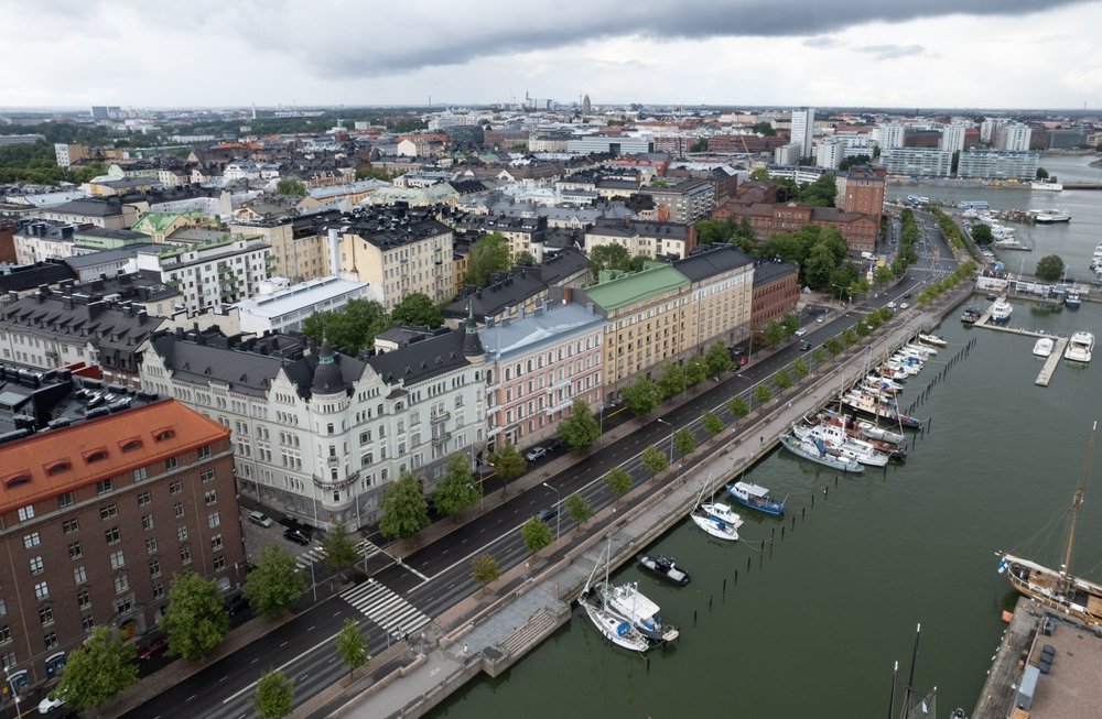 Helsingfors sett från luften med Kruununhaka, hamnen och kyrkkupolerna i centrum