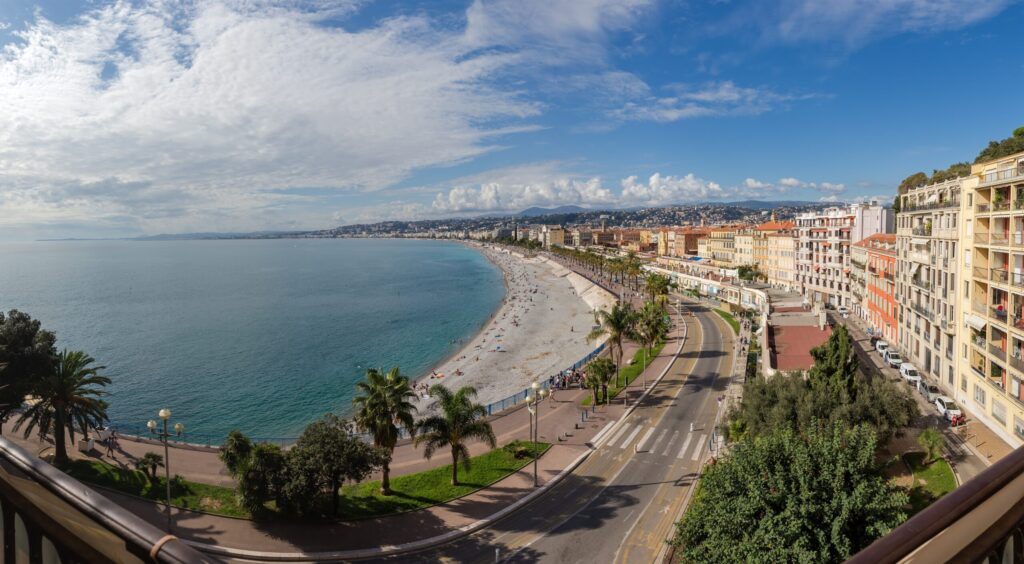 Promenade des Anglais och stranden i Nice sedda från Colline du Château