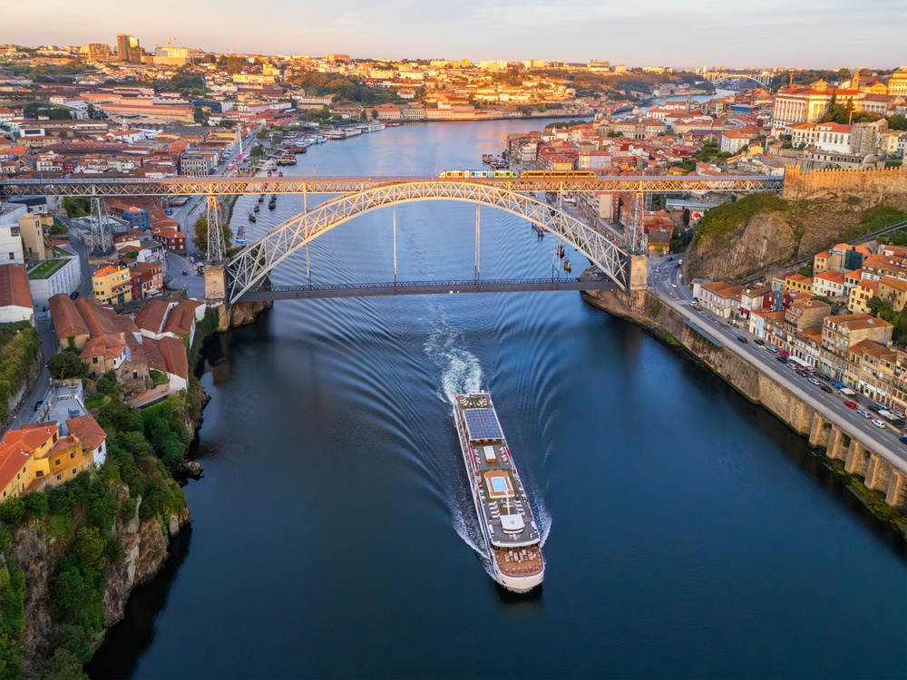 Drönarbild över Dourofloden i Porto med Dom Luís I-bron, Ribeira och Vila Nova de Gaia