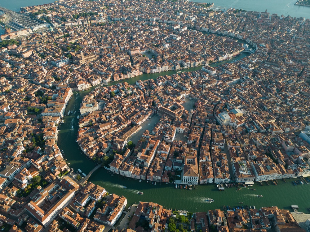 Venedig och lagunen sedda från luften med Canal Grande som slingrar sig genom staden
