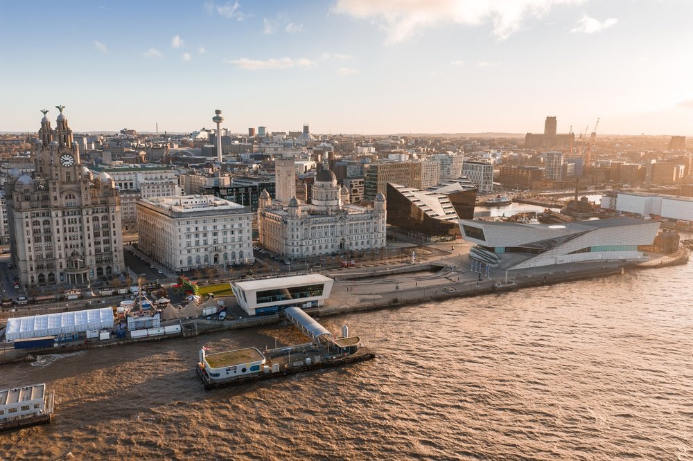 Liverpools hamnfront med Three Graces och katedralen sedd från luften i soluppgången