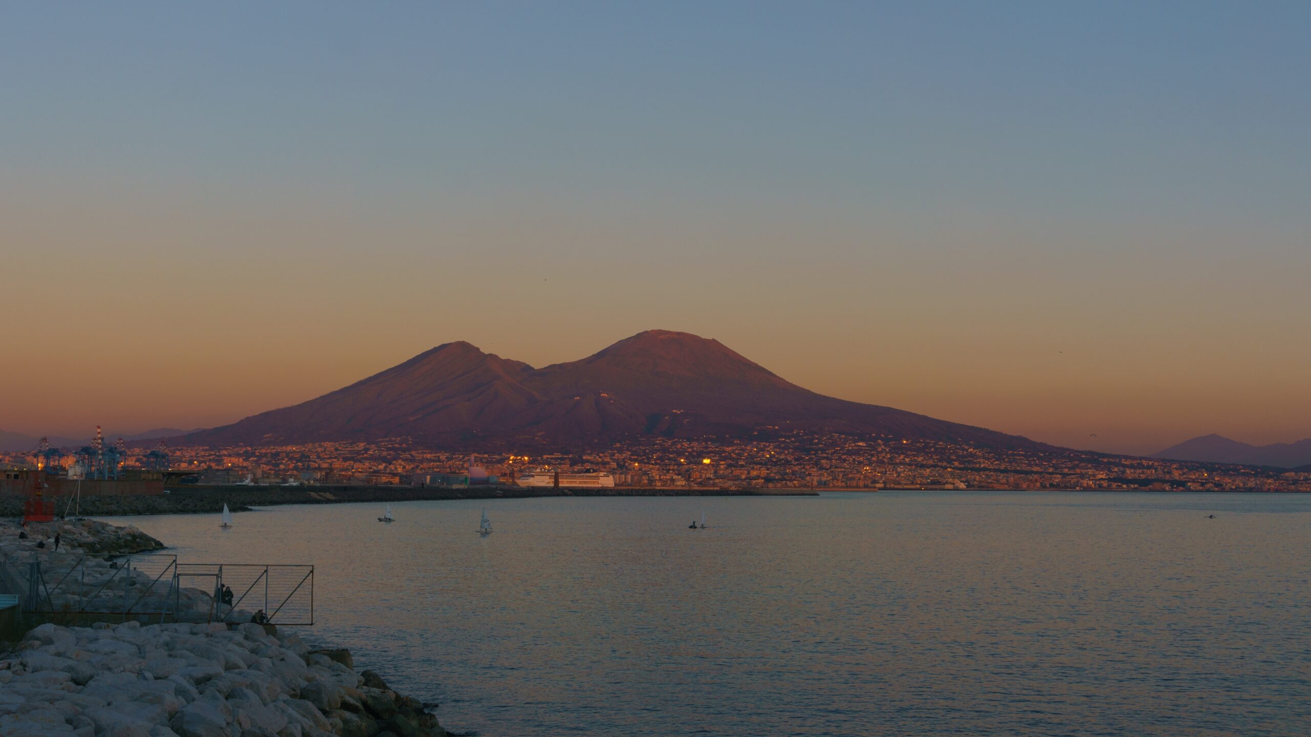Vesuvius över Neapel i gyllene kvällsljus