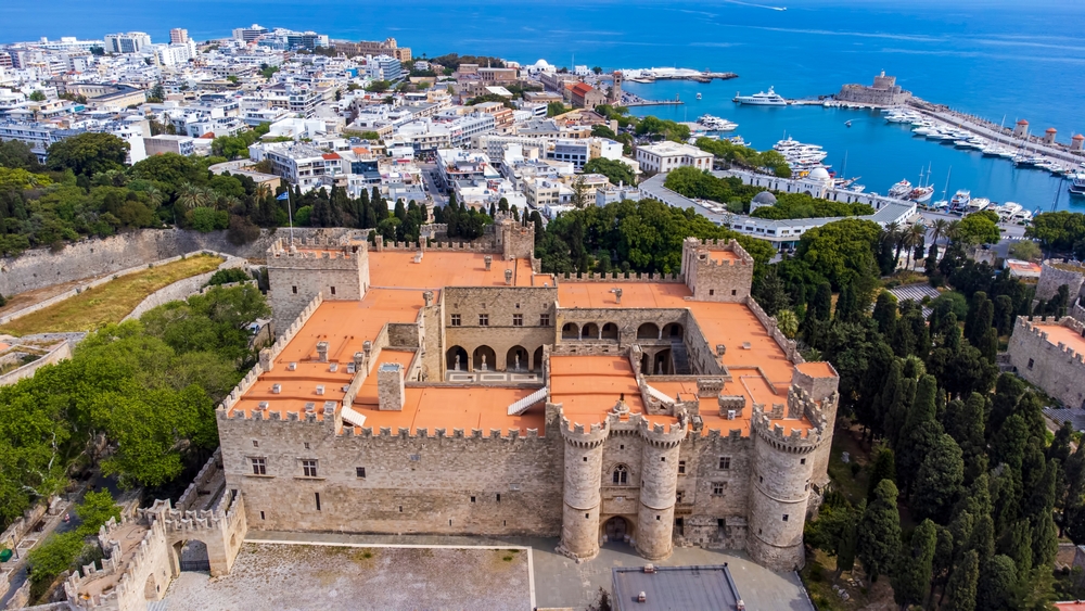 Flygfoto över Gamla stan i Rhodos stad med Stormästarpalatset