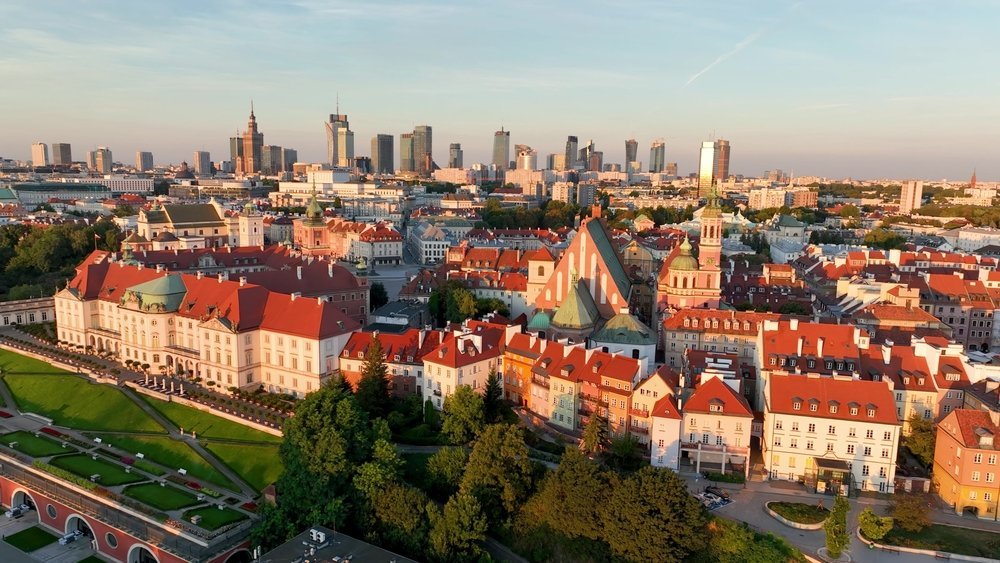 Warszawas Old Town och Kungliga slottet sett från luften med skyskraporna i centrum bakom