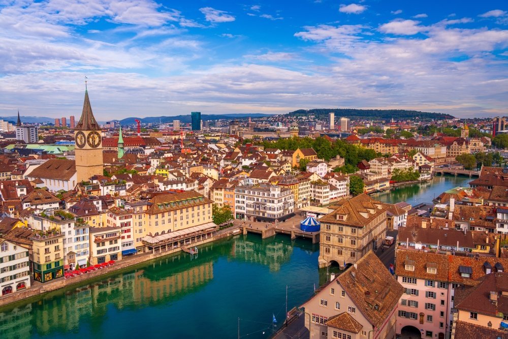 Zürichs gamla stad längs floden Limmat med Grossmünster och Fraumünster