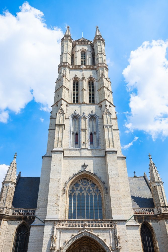 Sint-Baafskathedraal med sitt gotiska torn