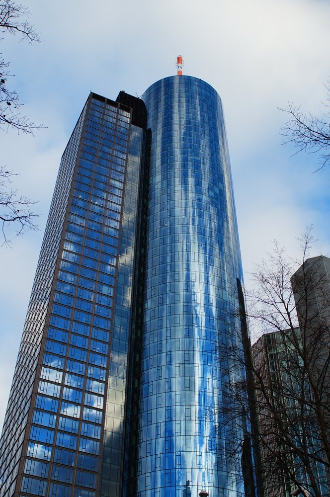 Skyskrapan Main Tower med utsiktsplattformen i Frankfurt
