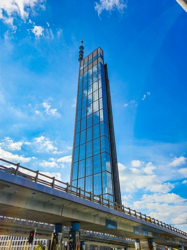 Skyskrapan Varso Tower med observationsdäcket Highline Warsaw
