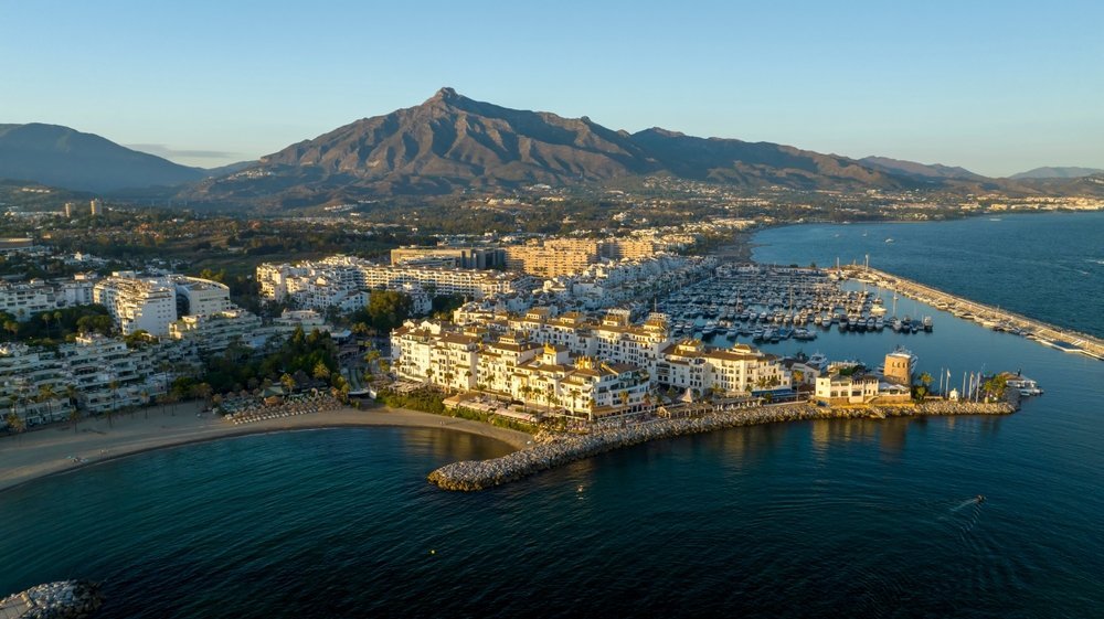 Småbåtshamnen Puerto Banús i Marbella sedd från luften med berget La Concha