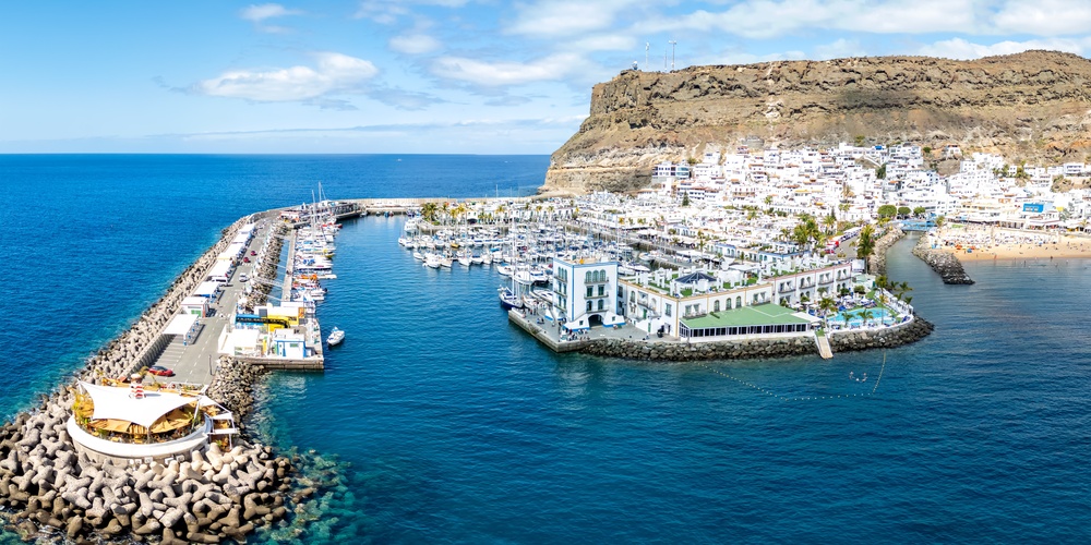 Flygfoto över småbåtshamnen i Puerto de Mogán på Gran Canaria