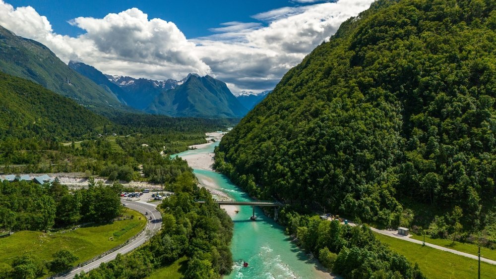 Den smaragdgröna floden Soča vid Bovec i Sočadalen