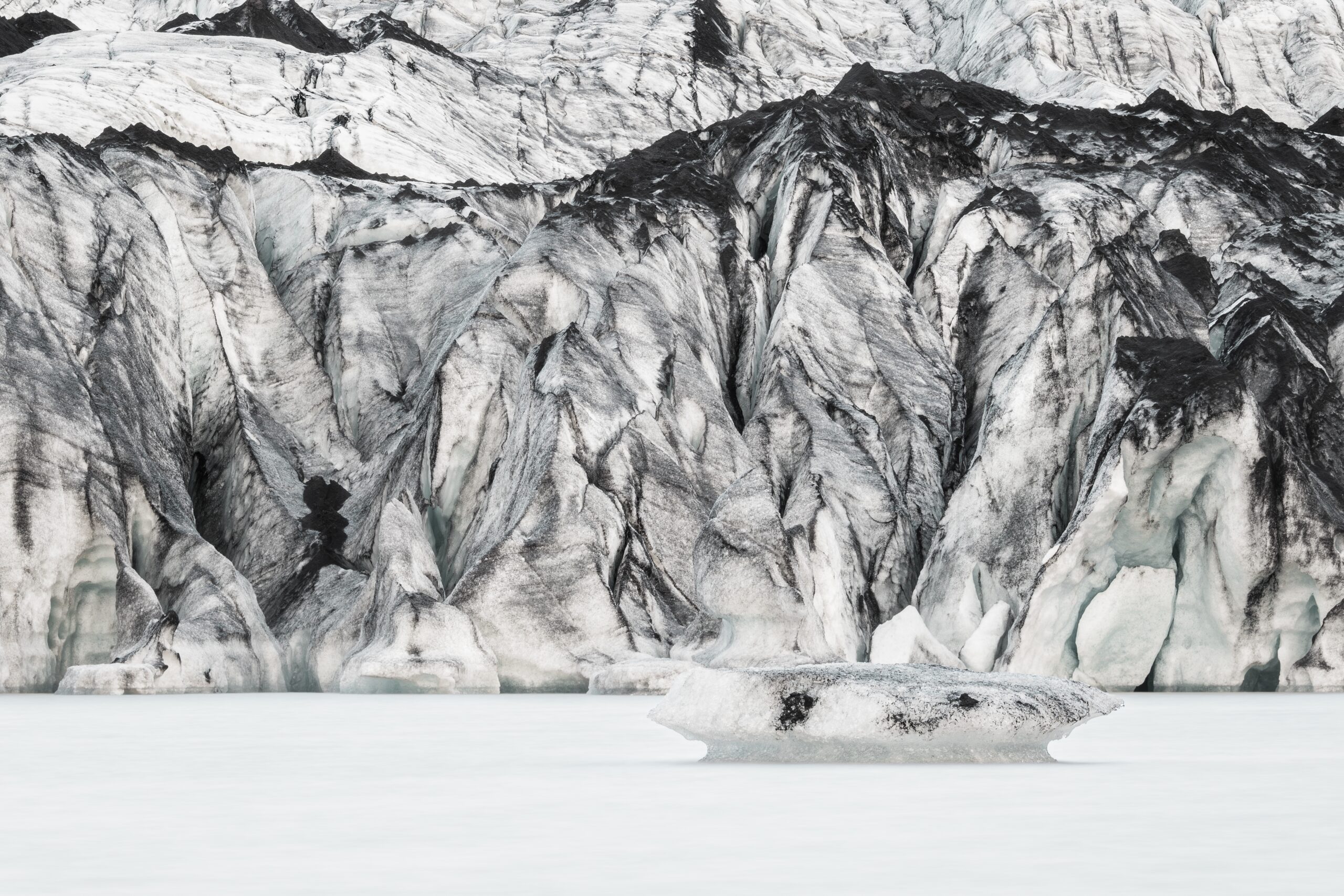 Glaciären Sólheimajökull med is och svart vulkanaska