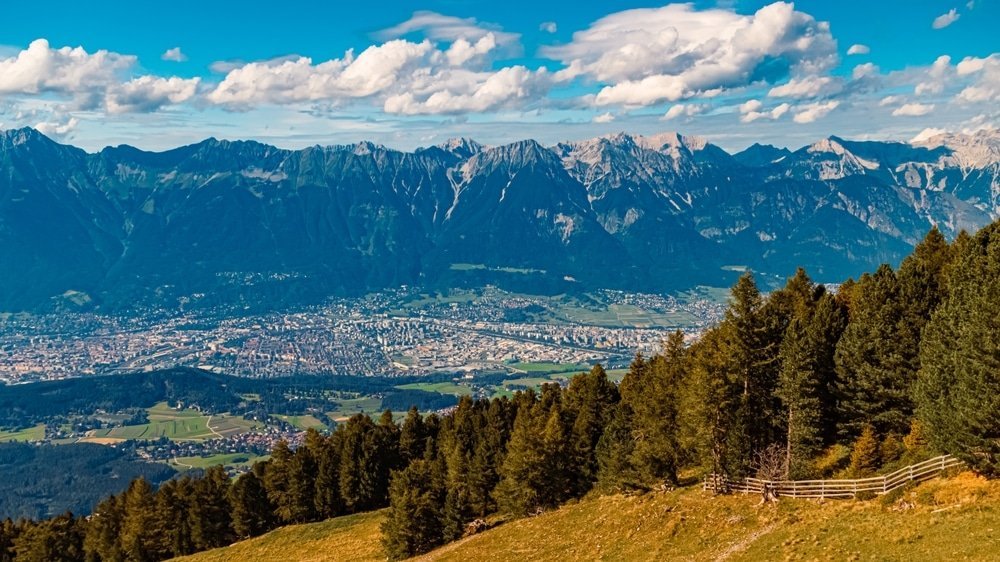Sommarutsikt från Patscherkofel ner över Innsbruck och Inndalen