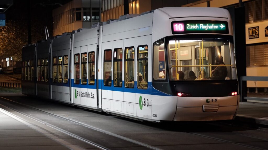 Spårvagn linje 10 vid hållplatsen på Zürich flygplats