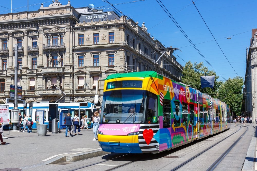 Spårvagn på Bahnhofstrasse vid Paradeplatz i Zürich