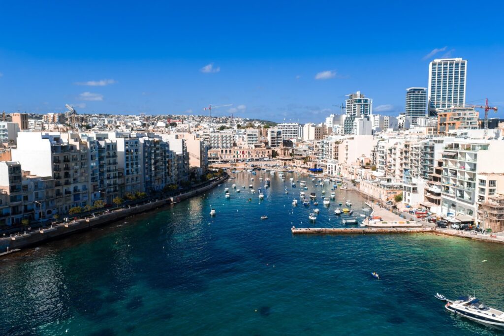 Spinola Bay i St. Julian's sedd från luften