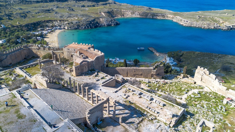 Flygfoto över akropolis i Lindos och St. Paul's Bay