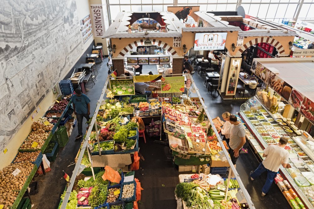 Stånd med frukt och delikatesser i Kleinmarkthalle i Frankfurt