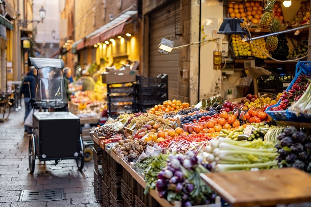 Stånd med frukt och grönsaker i matkvarteret Quadrilatero i Bologna