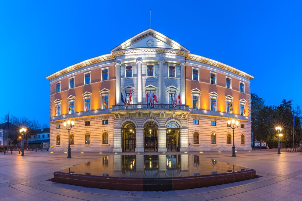 Stadshuset Hôtel de Ville i Annecys centrum vid sjön under den blå timmen