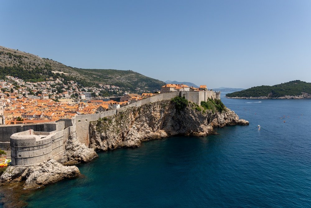 Stadsmuren i Dubrovnik med utsikt över Old Town och Adriatiska havet