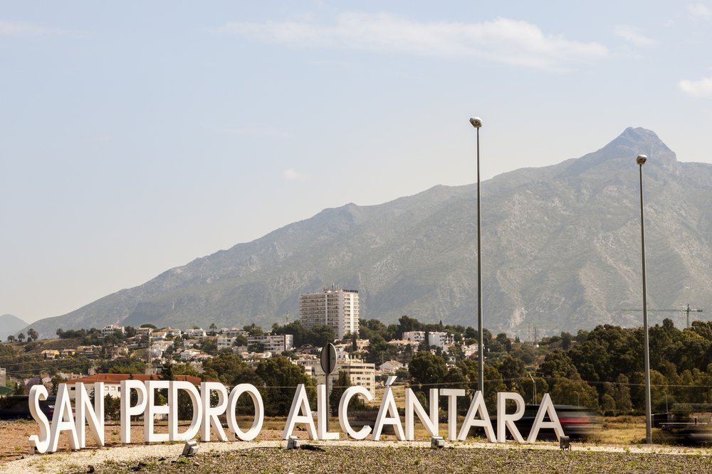 Stadsskylten vid infarten till San Pedro de Alcántara med berget La Concha