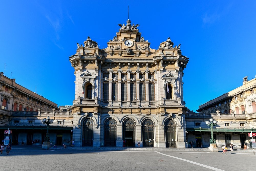 Stationen Genova Brignole vid Piazza Giuseppe Verdi i Genua