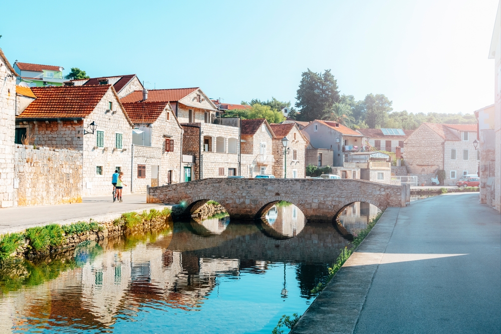 Stenbro över kanalen i Vrboska på Hvar
