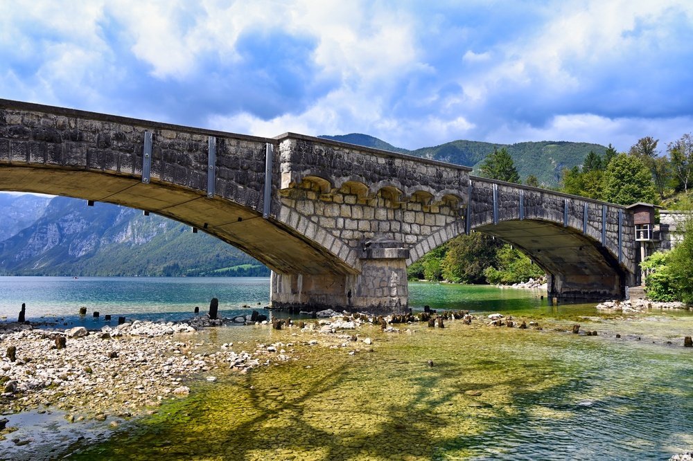 Stenbron i Ribčev Laz vid Bohinjsjön i Triglavs nationalpark