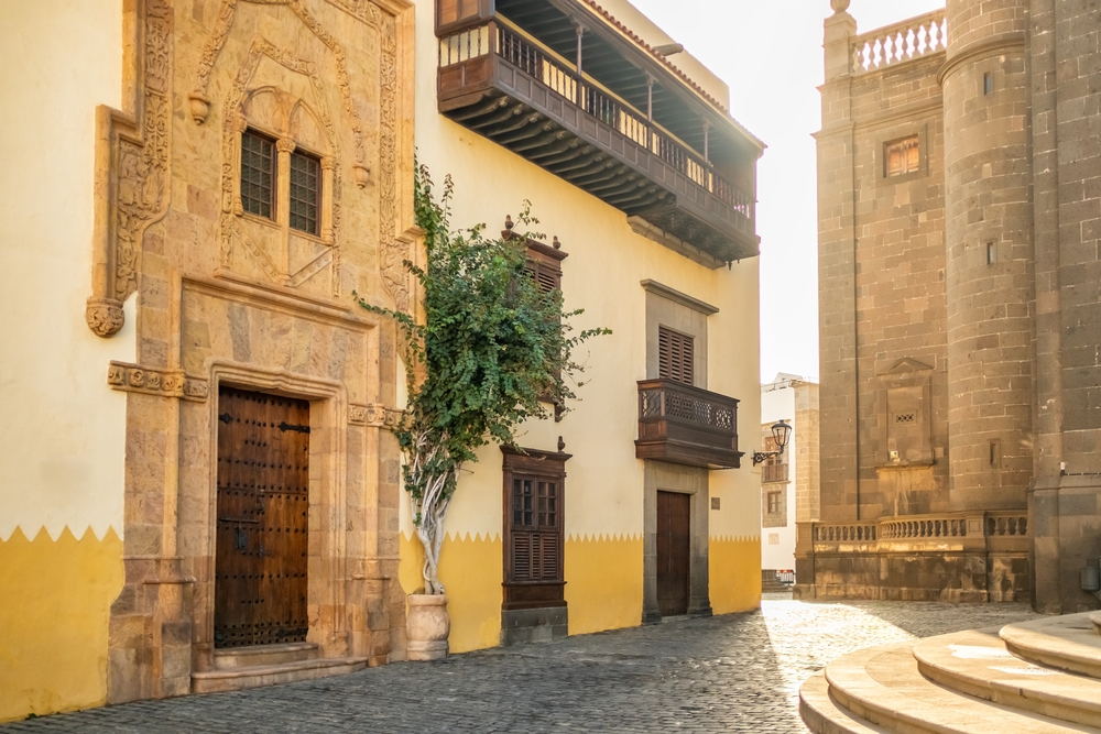 Den skulpterade stenfasaden på Casa de Colón i Las Palmas de Gran Canaria