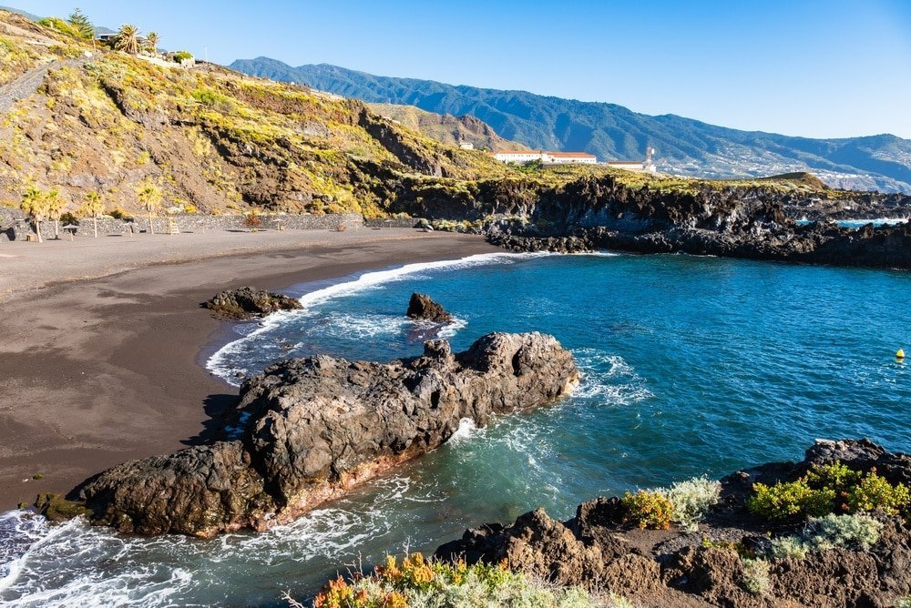 Strand med svart sand i Los Cancajos på La Palma