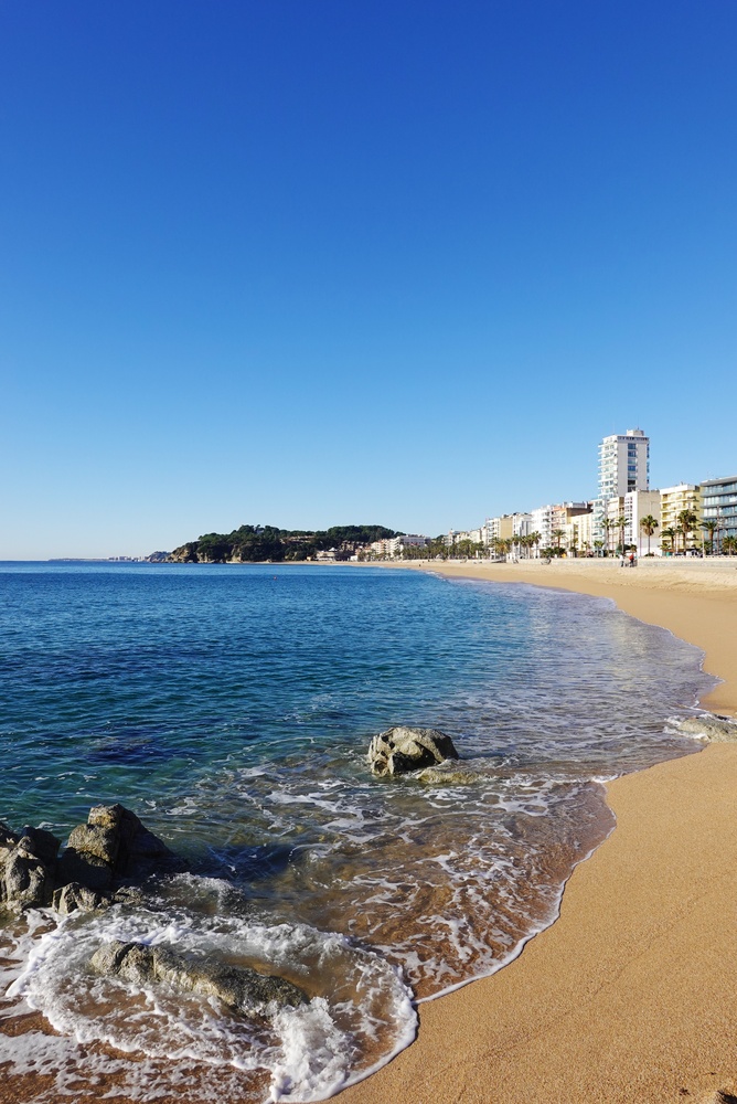 Utsikt över stranden i Lloret de Mar på Costa Brava