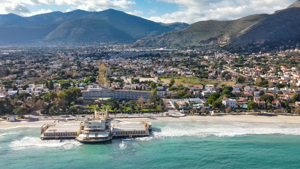 Stranden i Mondello nära Palermo sedd från luften