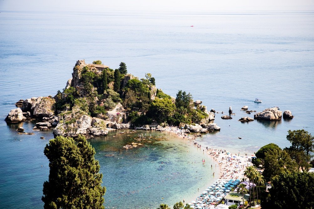 Stranden och ön Isola Bella