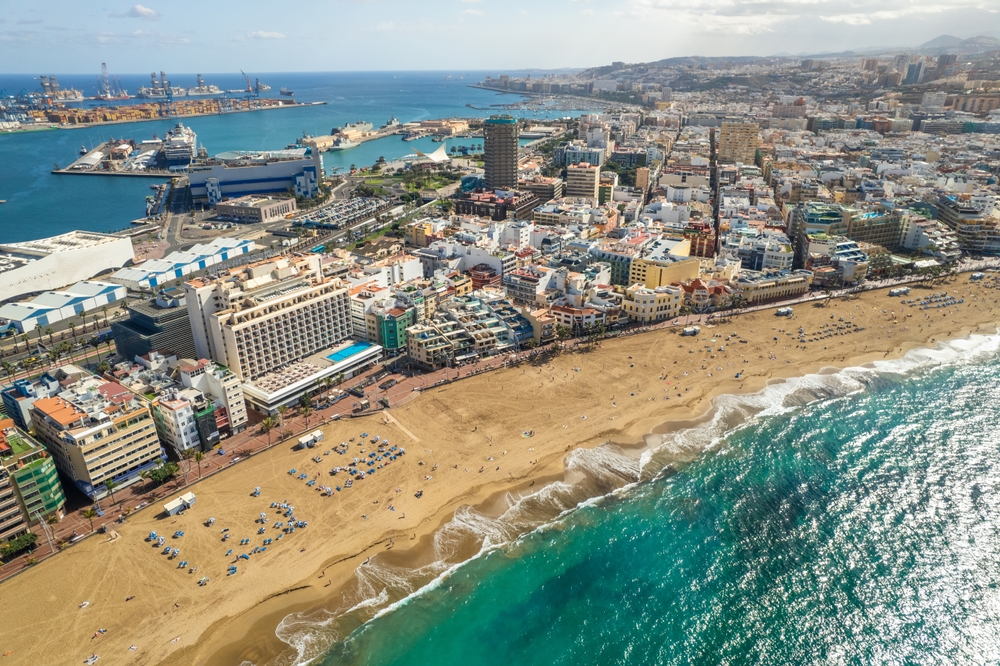 Flygfoto över stranden Playa de Las Canteras i Las Palmas de Gran Canaria