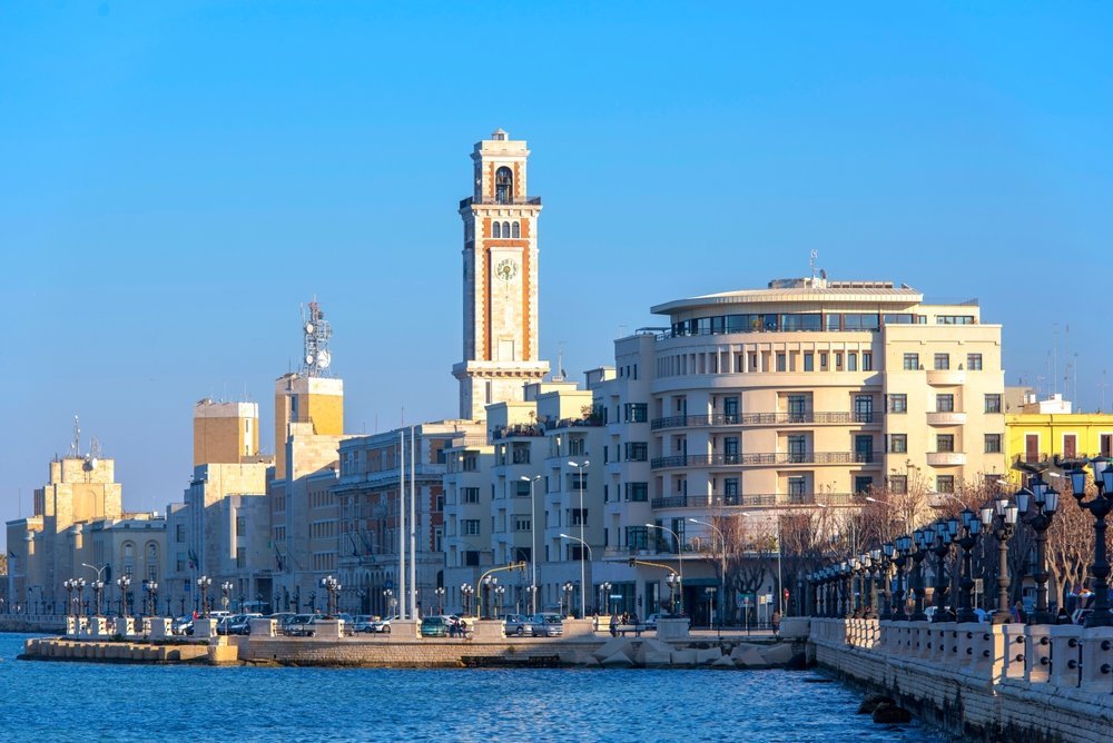 Strandpromenaden Lungomare med Palazzo della Provincia i Bari
