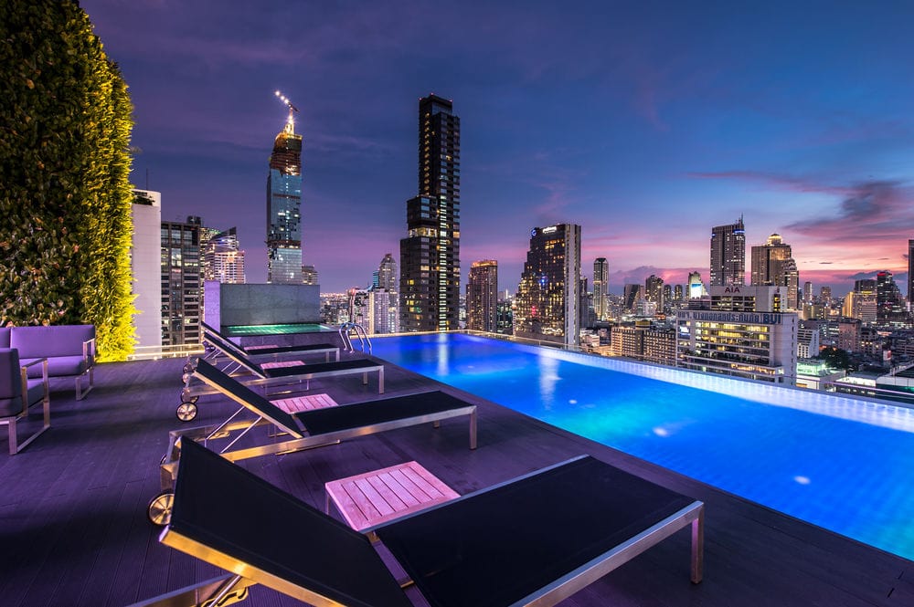 swimmingpool med utsikt bangkok