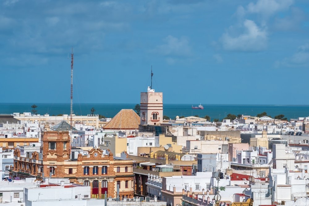 Taken i Cádiz Old Town med utkikstornet Torre Tavira sett från luften