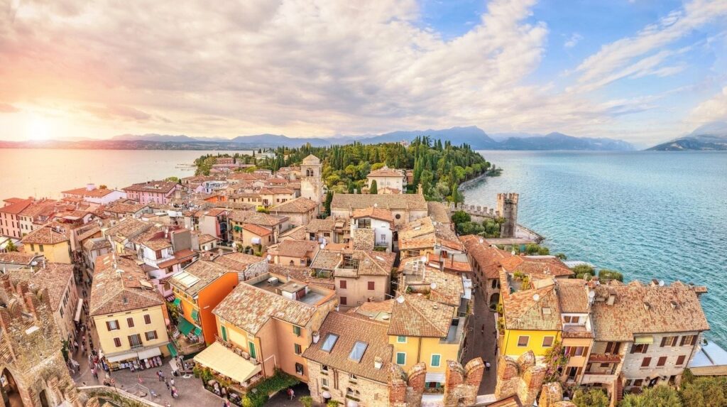 Taken i Old Town i Sirmione på halvön i Gardasjön