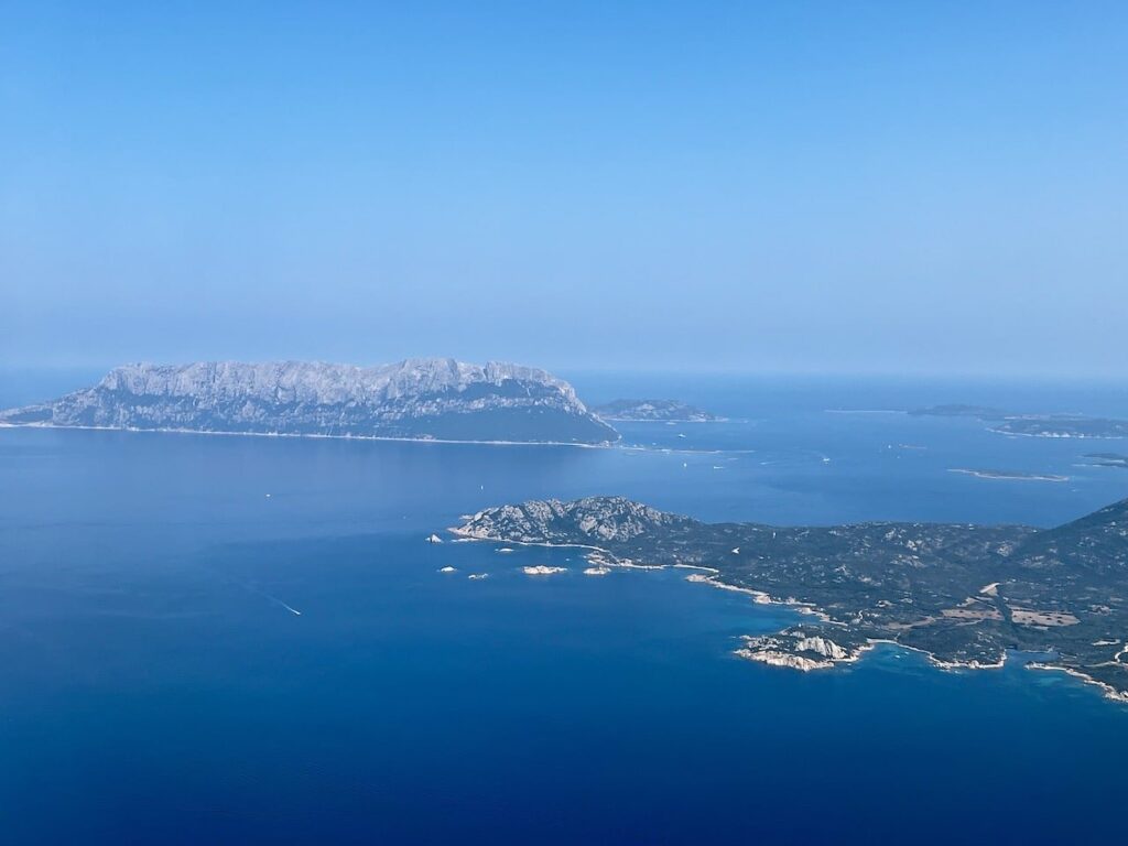 Ön Tavolara och kusten vid San Teodoro på Sardinien sedd från luften