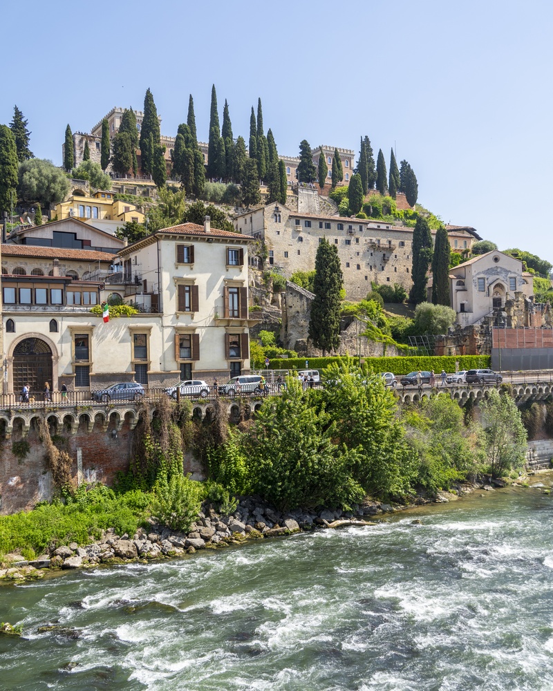 Teatro Romano och Castel San Pietro vid floden Adige i Veronetta