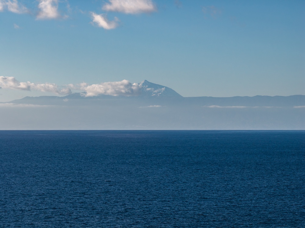 Vulkanen Teide på Teneriffa sedd över Atlanten från Gran Canaria