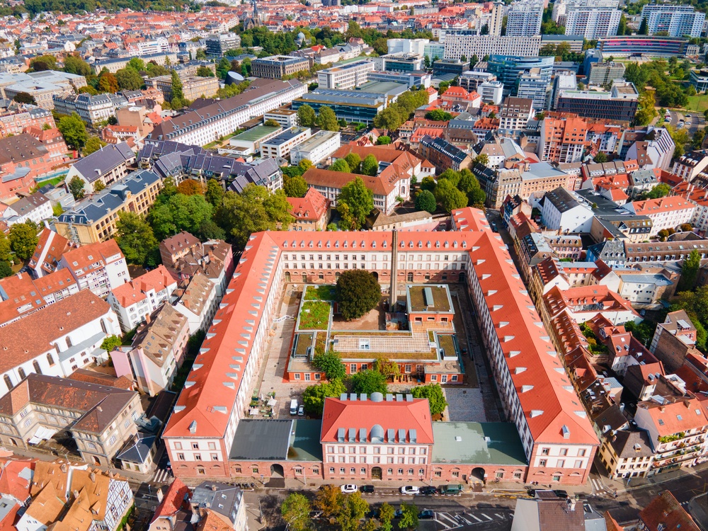 Flygfoto över den gamla tobaksfabriken Manufacture des Tabacs i Krutenau i Strasbourg