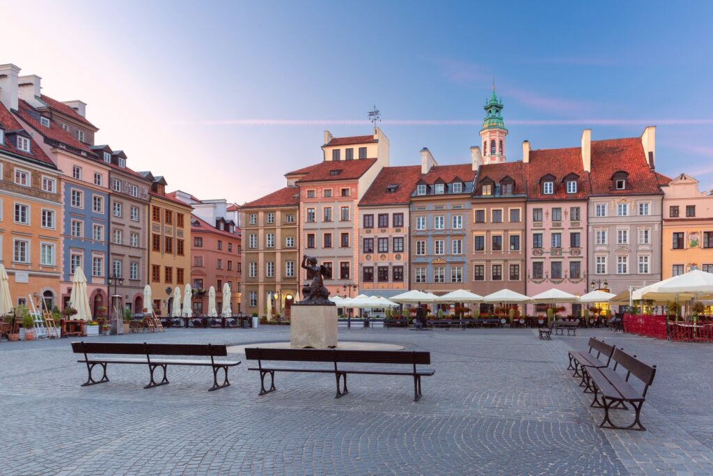 Torget Rynek Starego Miasta i Warszawas Old Town med de färgglada borgarhusen