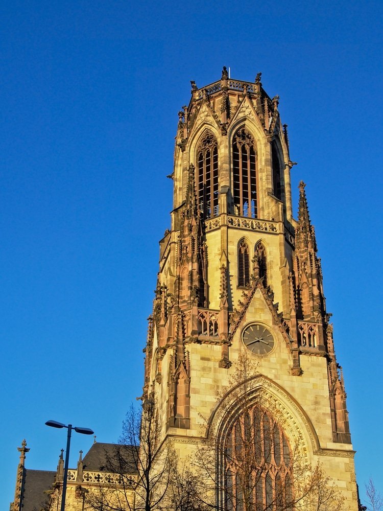 Tornet på den nygotiska Agneskirche i Agnesviertel i Köln
