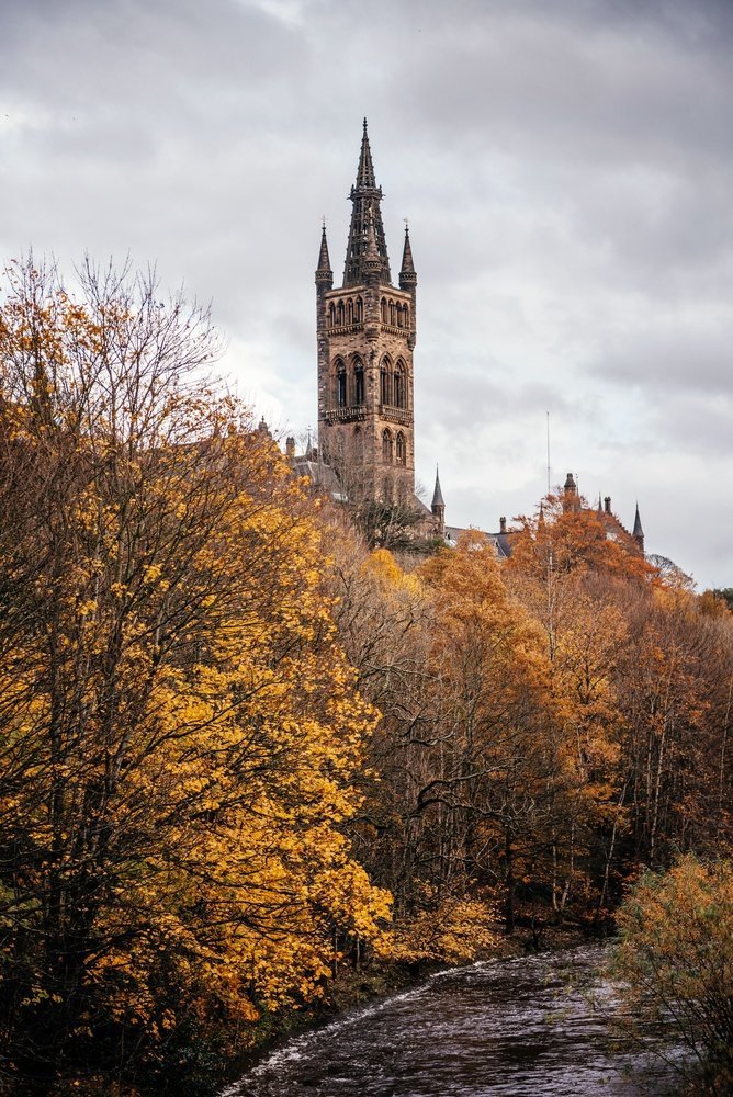 Tornet på University of Glasgow över träden vid floden Kelvin