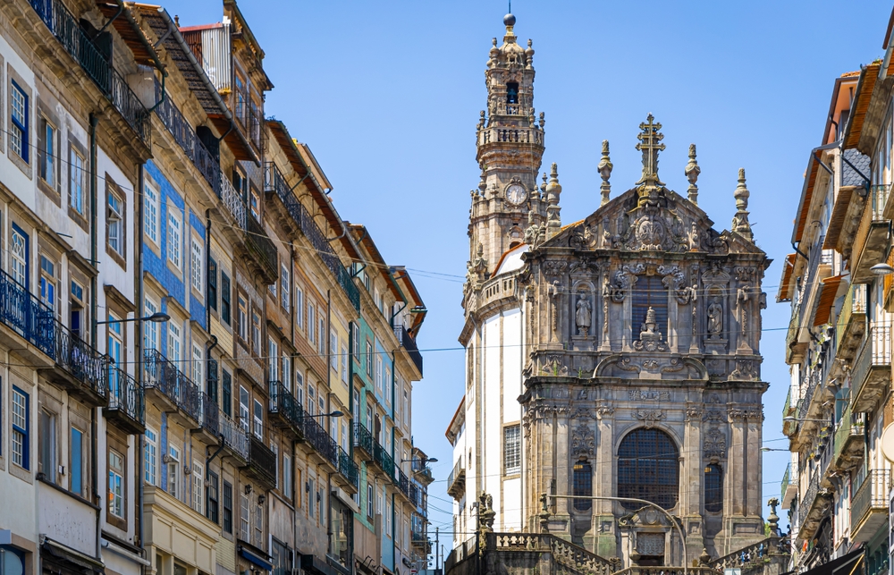 Tornet Torre dos Clérigos reser sig över taken i Porto