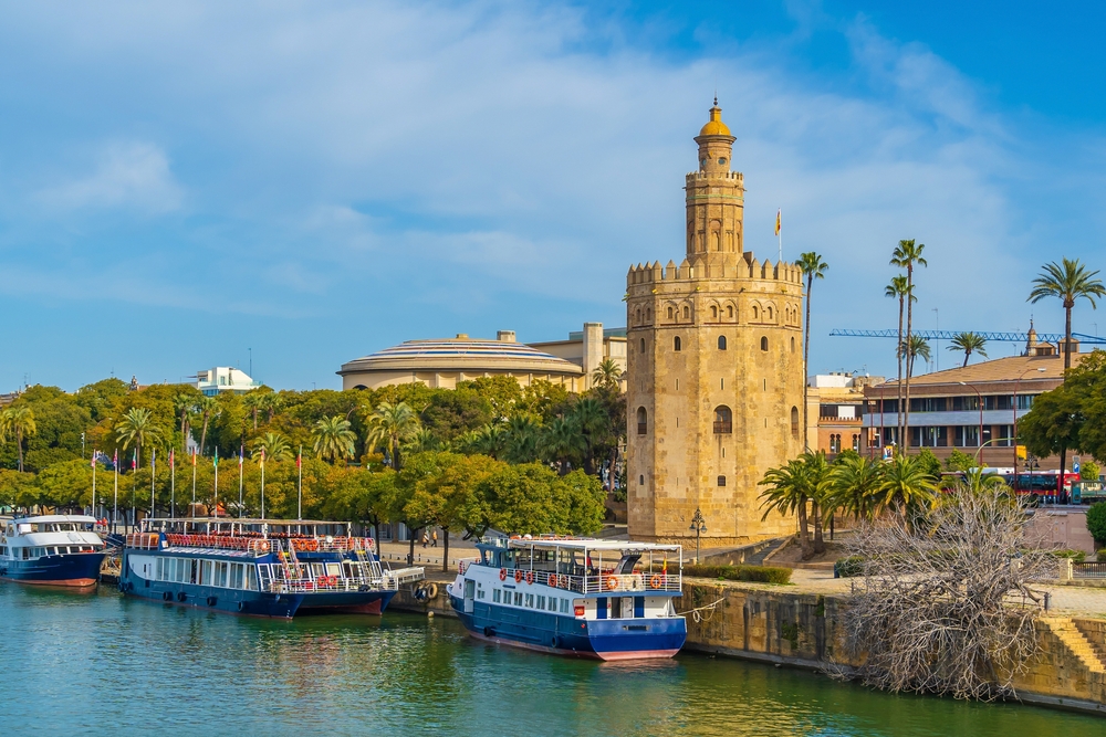 Torre del Oro vid floden Guadalquivir i Sevilla