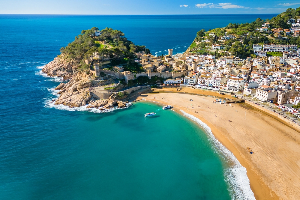 Tossa de Mar på Costa Brava med stranden och fästningen Vila Vella